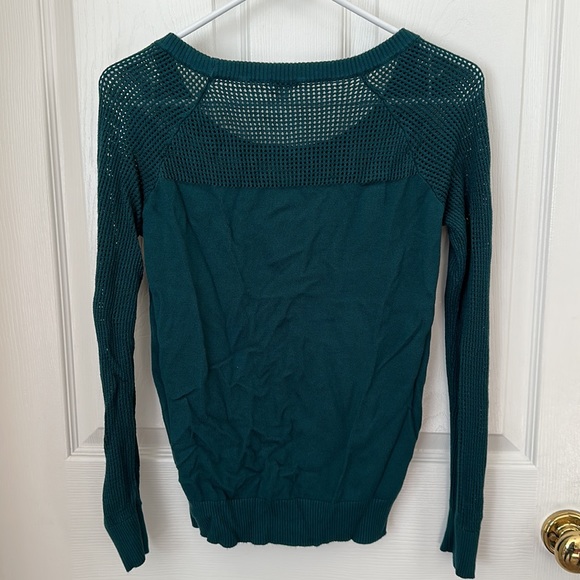 Guess Sweater Size Medium - Picture 7 of 7